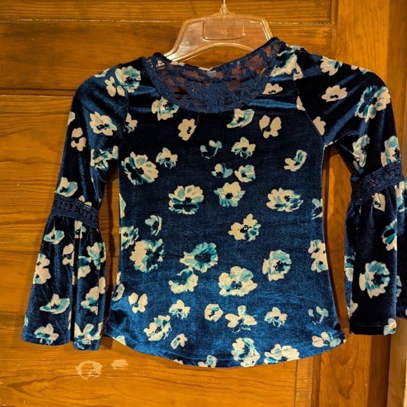 Beauties Blue Velvet Top with Floral Pattern - Picture 4 of 6